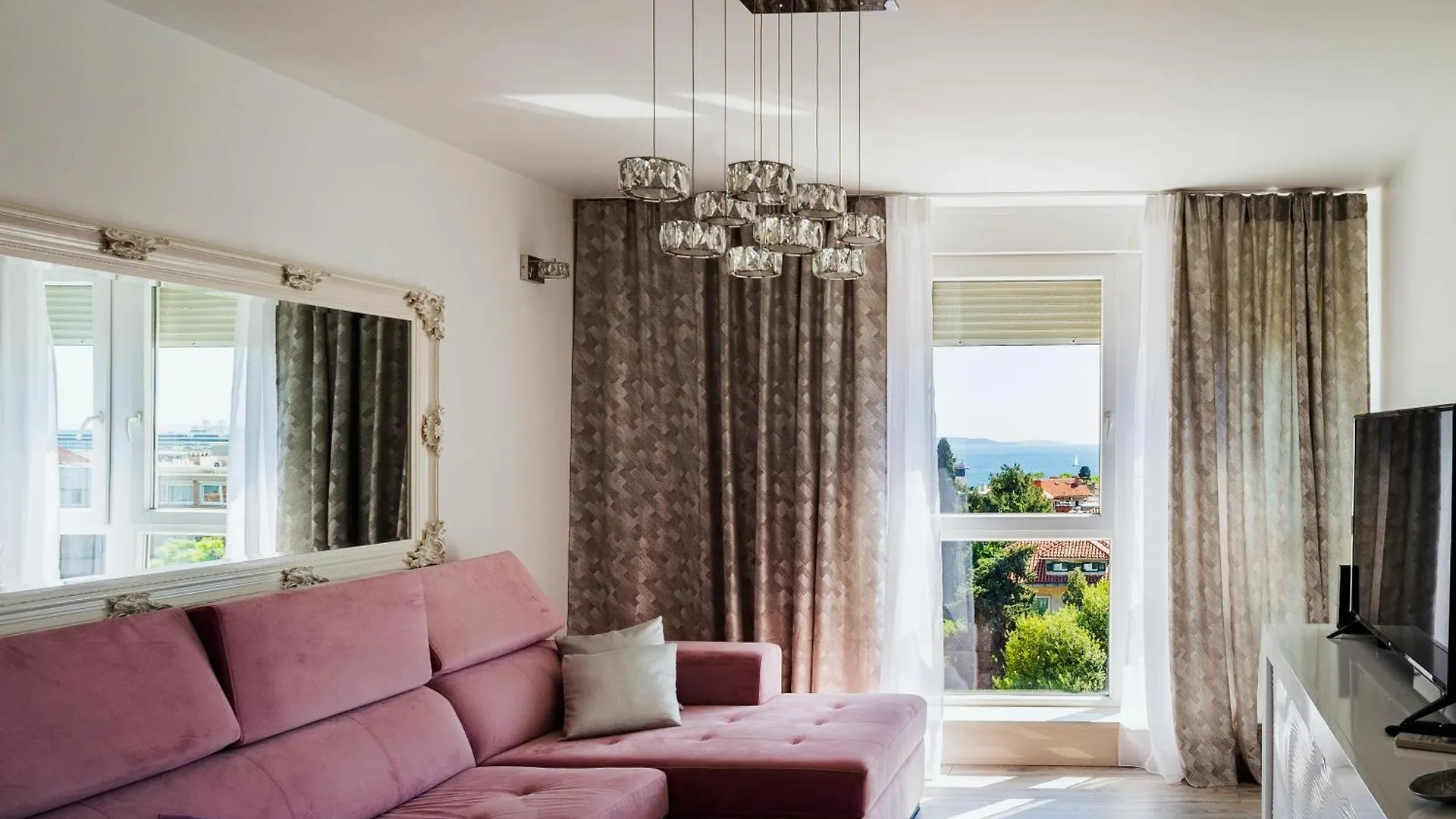 Downtown Luxury Apartment Emili Split