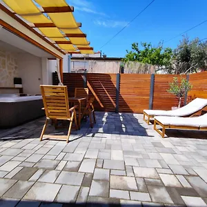 Tonina - House With Terrace, Jacuzzi, Free Parking Appartement